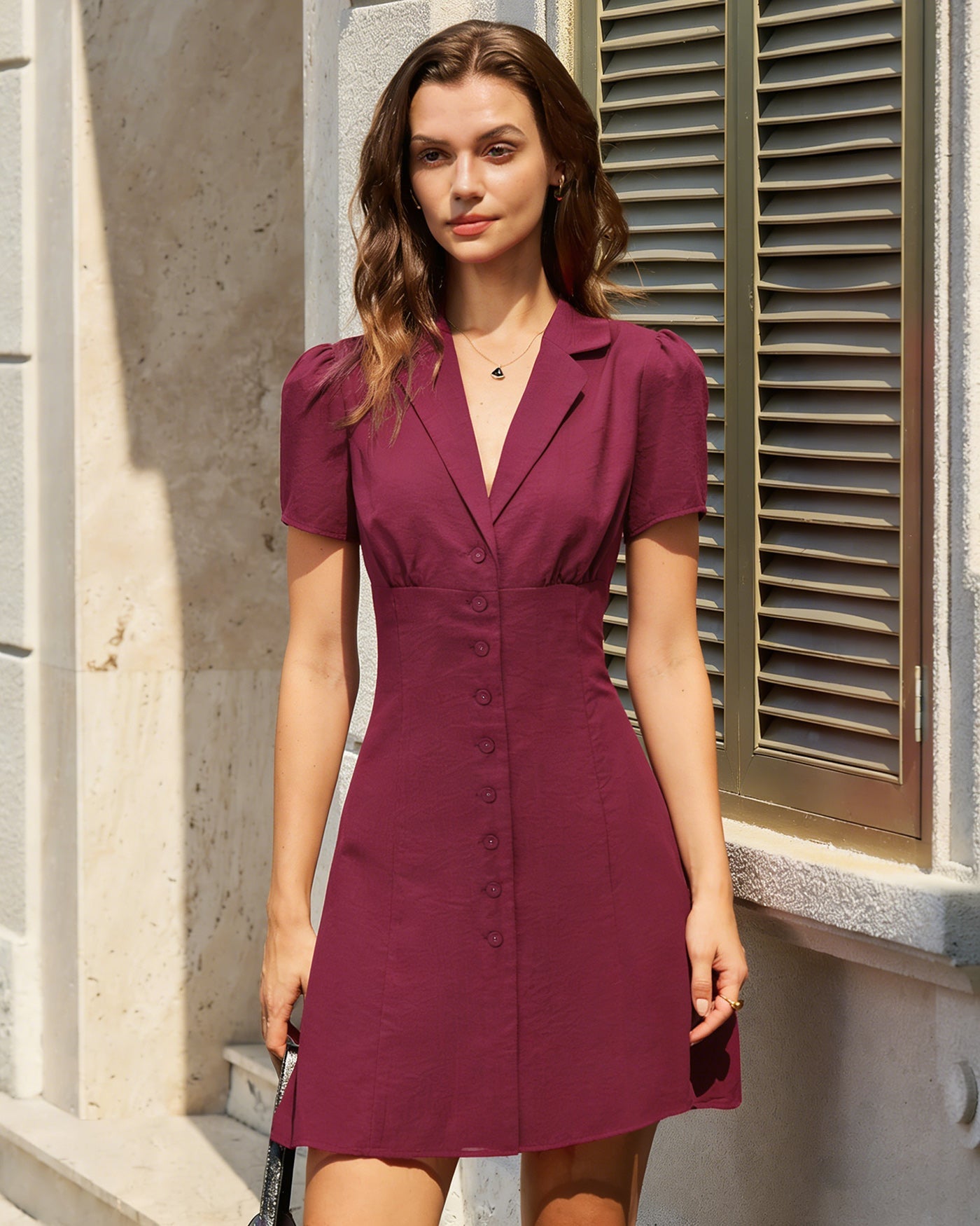 Rotes Mini-Trägerkleid mit V-Ausschnitt und Knopfleiste