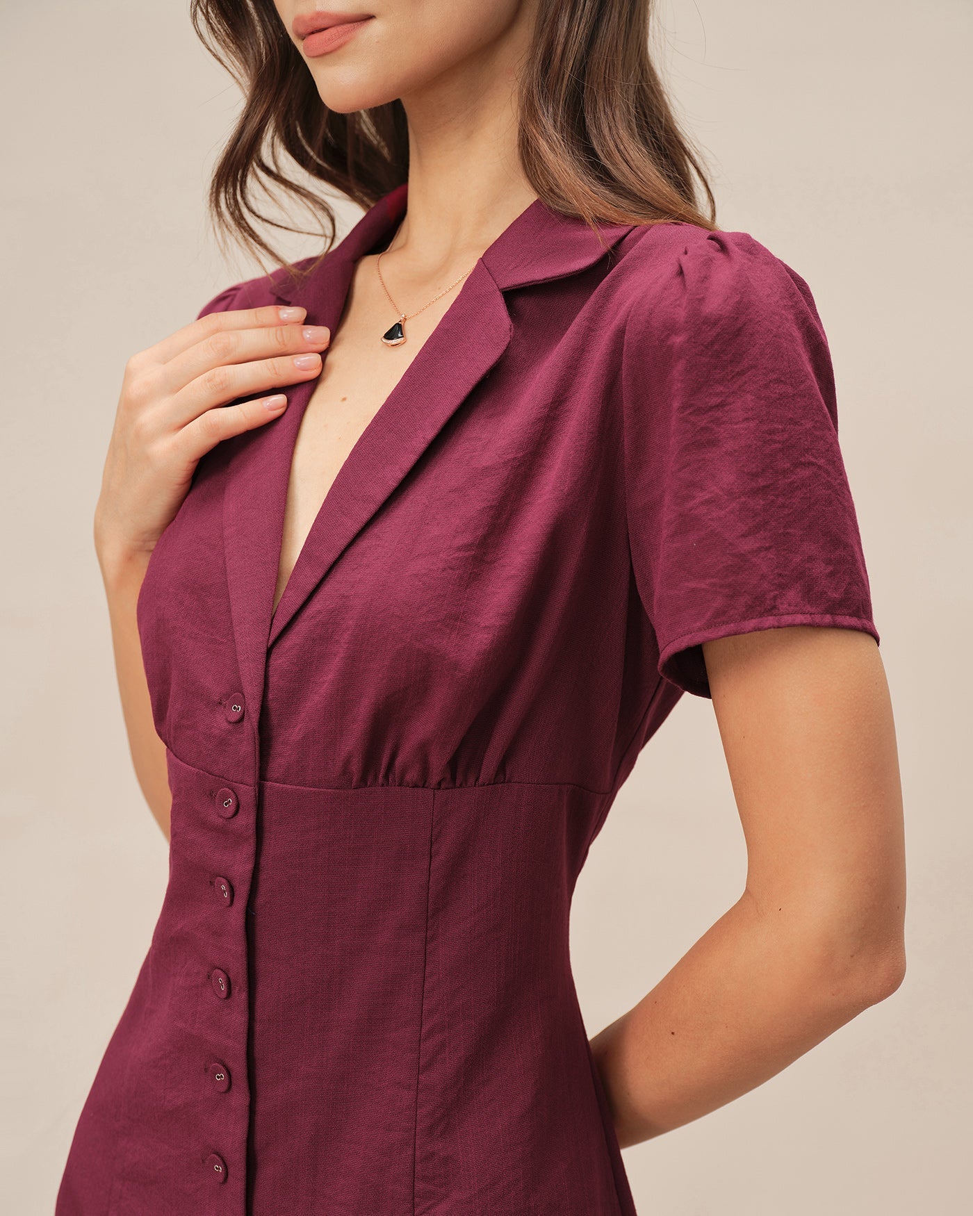 Rotes Mini-Trägerkleid mit V-Ausschnitt und Knopfleiste