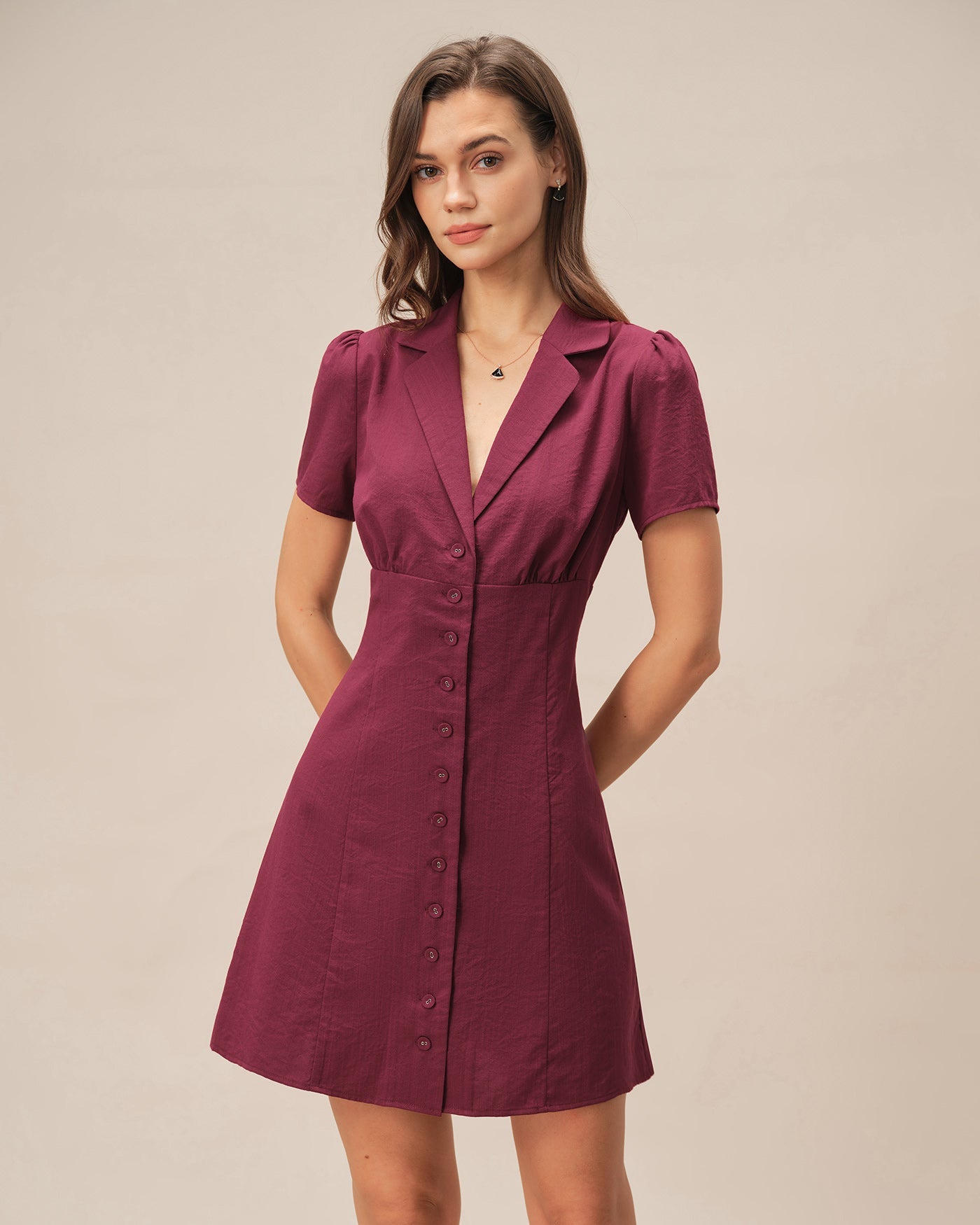 Rotes Mini-Trägerkleid mit V-Ausschnitt und Knopfleiste